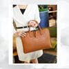 6 Sac à main et porte documents pour femme en cuir de finition peau de crocodile macbook pro air bandoulière noir et marron brun